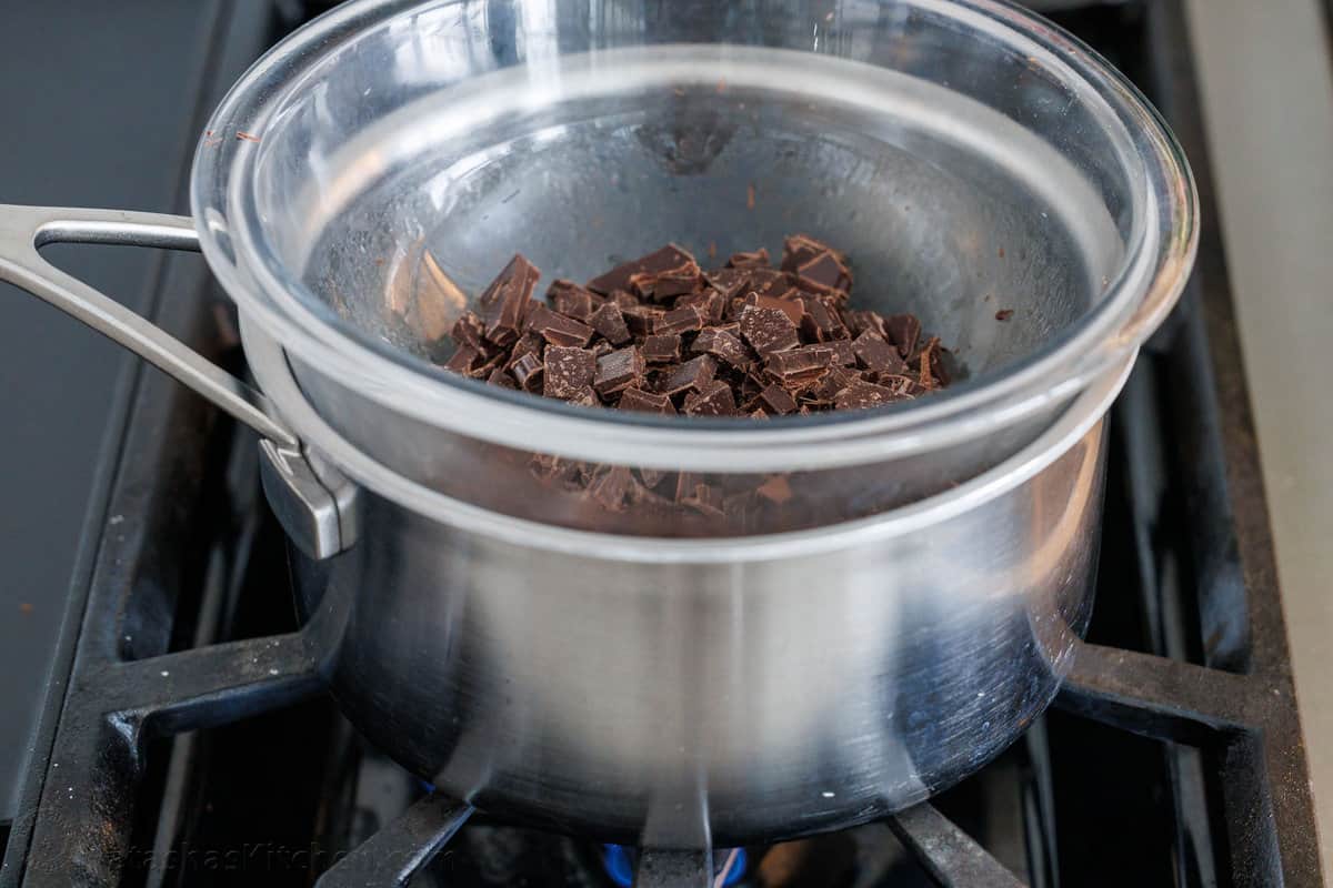 Setting up a water bath for melting chocolate Bain-marie set up for melting chocolate